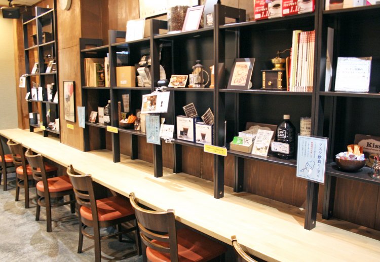 カウンター席のほかテーブル席もある。