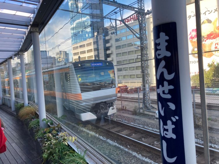 旧万世橋駅のホームを整備した展望デッキ。展望デッキの両サイドを豪快に中央線が走り抜ける。