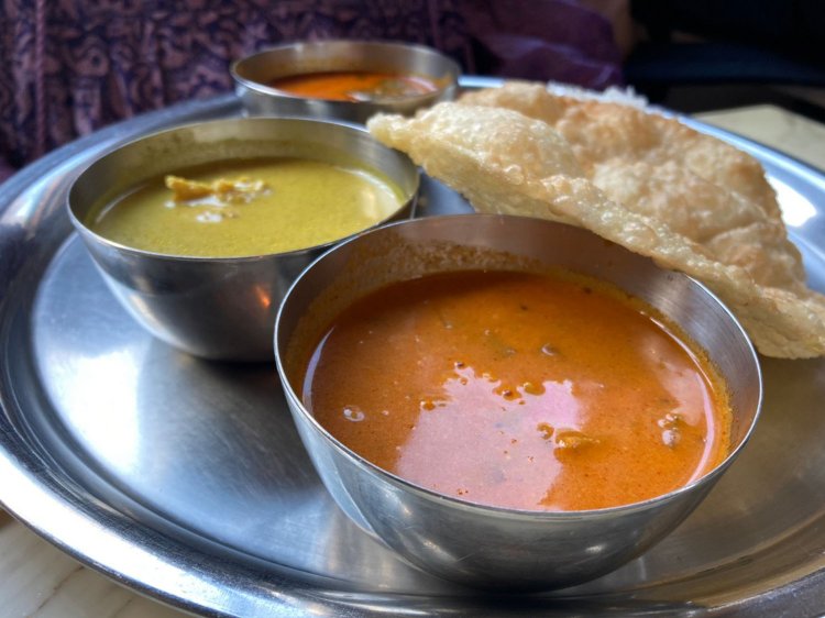 カレーの街の南インドカレー『三燈舎』のランチBセット。