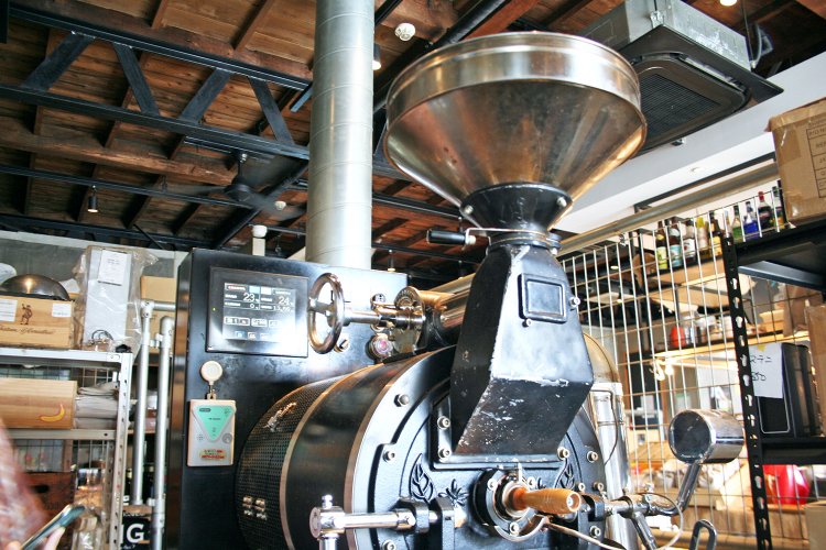 高い天井までダクトが伸びる大きな焙煎機。ここで毎日コーヒーが焙煎される。