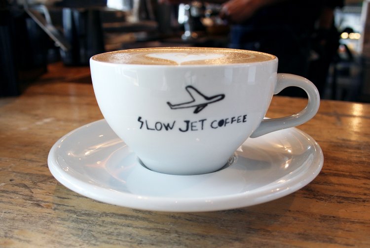 かわいいと評判の『SLOW JET COFFEE』のロゴマーク。マグカップやタンブラーなどグッズの販売もしている。