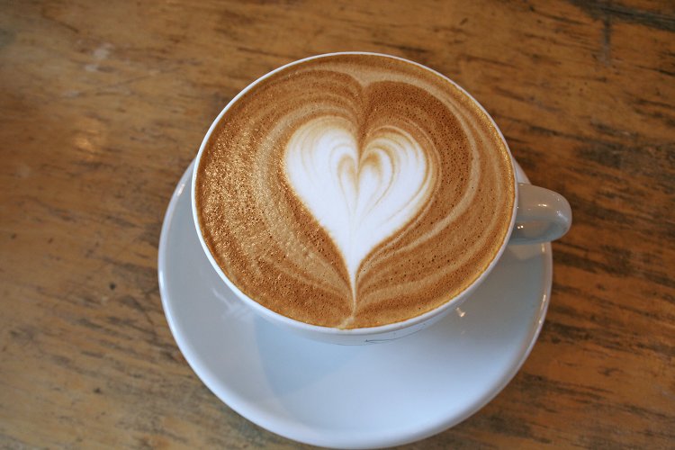 ラテアートが美しいカフェラテ490円。コーヒーの香り高く口当たりがふわっふわでおいしい！