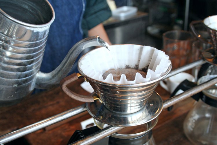 時間をかけて丁寧にドリップしてくれるブレンドコーヒー410円。おかわりは160円。平日のモーニングはおかわり自由！（土日祝は100円）。