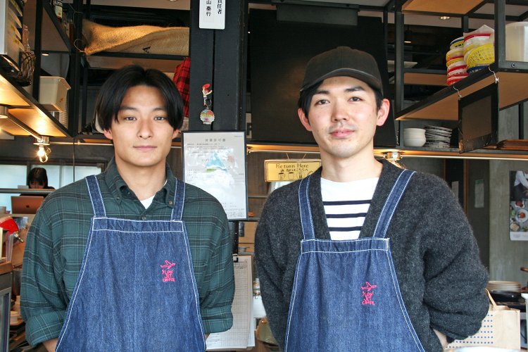 おいしいコーヒーを淹れてくれるバリスタの2人。左が立木貴大さん、右が倉島寛明さん。