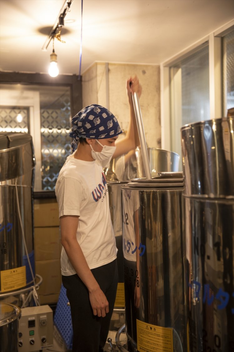 戸田さんは東京工業大学在学中のアルバイトから、群馬県『土田酒造』などで修業し、2020年春に杜氏となった。