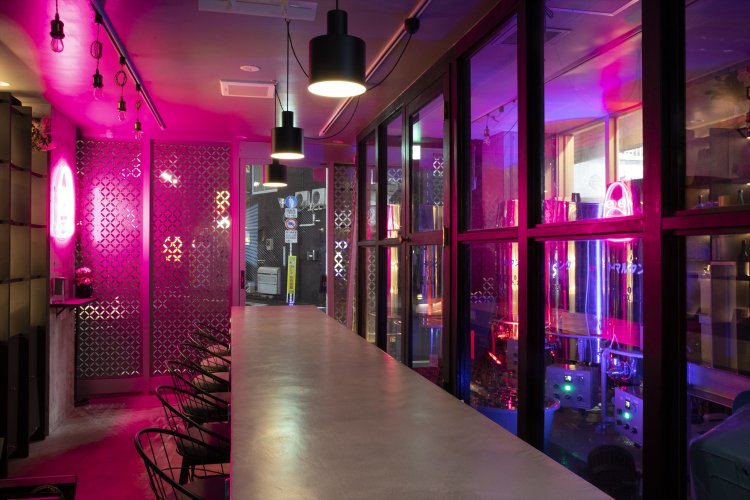 レストランでは、近未来的なライトアップのもと、醸造スペースに向かって食事ができる。