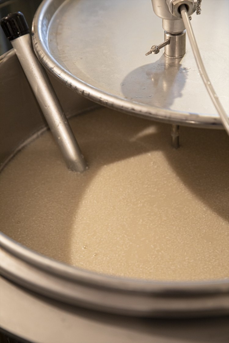 醸造スペースには4本のサーマルタンクが設備され、その中では常にどぶろくが発酵中だ。