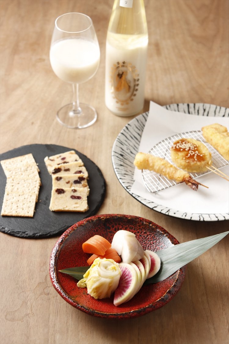 バルで提供する、KURA前串揚げ三種盛り880円。自家製糠床の漬物盛り合わせ500円。酒粕入りドライフルーツバター500円。