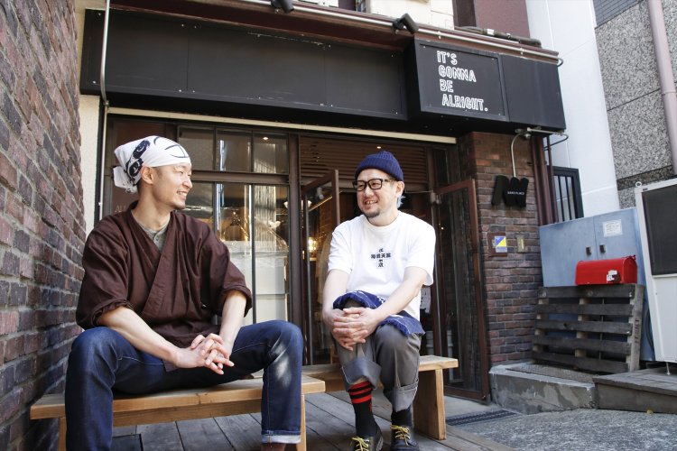 醸造長の日向勇人さん（左）と、調理長の武田智樹さん。