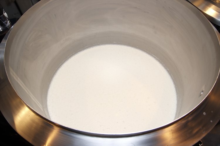 500ℓの超小仕込みのタンクで育てられるどぶろく。