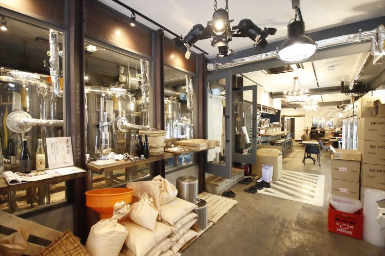 醸造所、酒販スペース、バルが一体に。