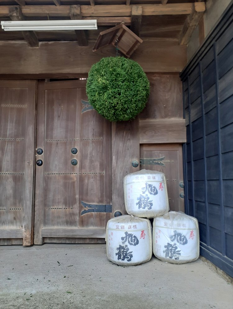 千葉県佐倉市の『旭鶴』の門に飾られている田中さん作の杉玉。