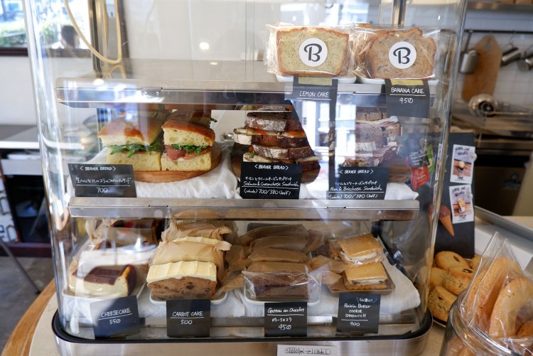 近所の『BEAVER BREAD』のパンを使ったサンドイッチや焼き菓子も用意する。