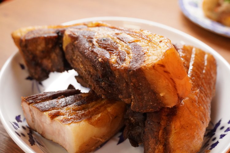 ベトナムの焼豚･ティットヌン。大きいまま油で揚げて仕上げる。