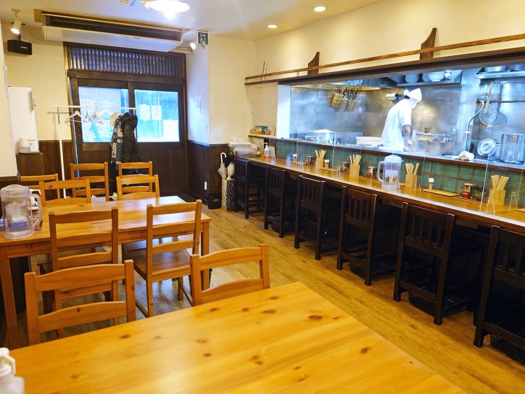 念願の独立店は、カウンター6席のほか、4人卓や2人卓、中待ち席もある。カウンター席のタイルは自ら貼ったもの。