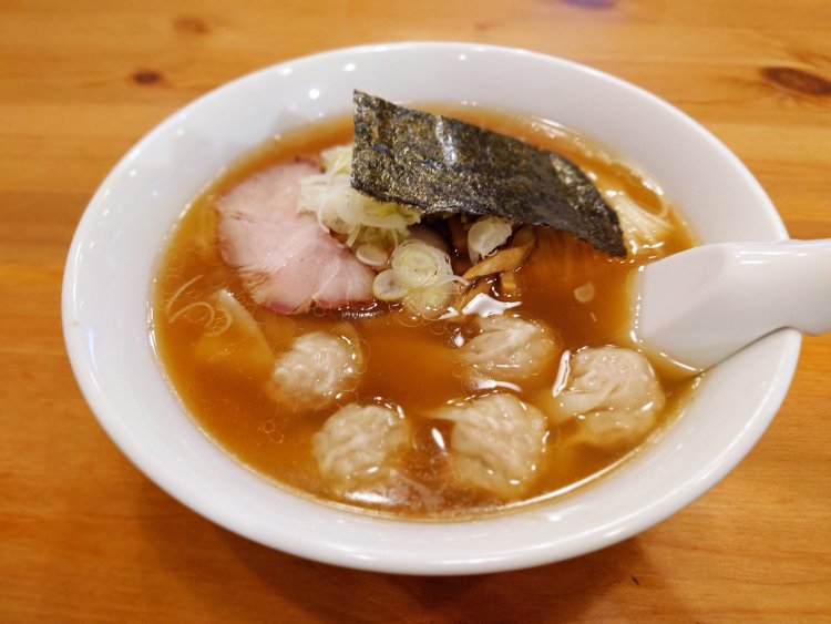 ワンタンメン1200円。スープは鶏、豚、煮干し、昆布などの出汁がバランスのよい仕上がり。