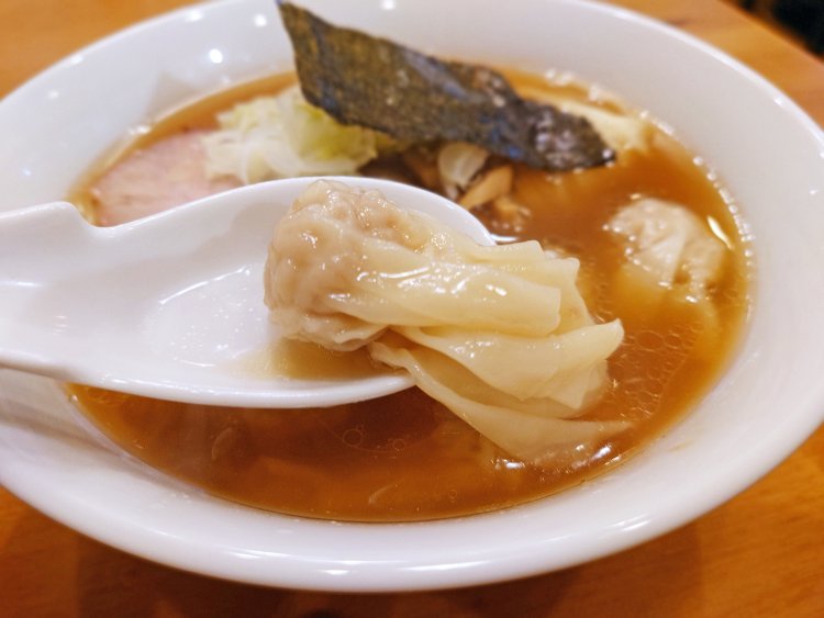 ロゴに大きく描かれるほど自慢のワンタン。自家製の皮に包まれた肉餡もたっぷり。