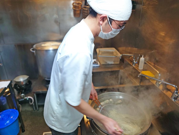 大釜にたっぷりの湯を張って麺を泳がせながら茹で、平ザルで鮮やかに麺上げ。