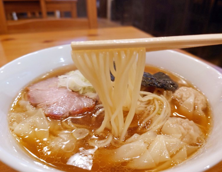 店の奥にある製麺室で作られる自家製のストレート中細麺。するすると啜れるしなやかな麺だ。