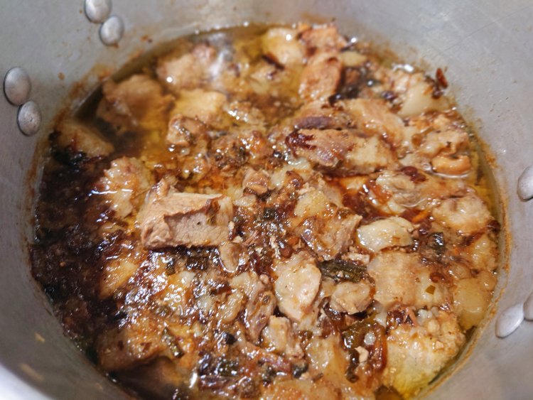 残念ながら取材時はルーロー飯が売切れで、仕込み中のルーローを拝見。独特の香りで担々麺と合わせる人が多いが支那ソバとも相性がよい。