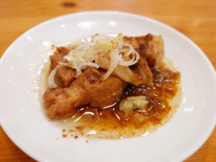 ルーローをちょっとお味見。角煮のようなゴロッとした肉とたっぷりのタレ。ご飯必須の旨さ！