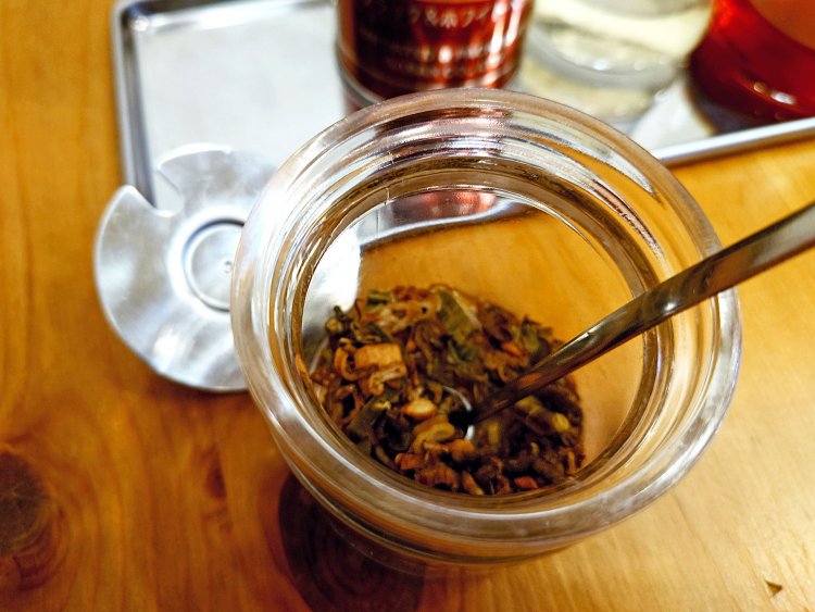 卓上の揚げネギは、ルーローを仕上げる際、コクを出すためのタレ代わりにも使う。