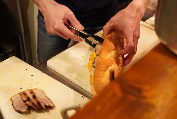 バゲットにもりもりと具材を挟んでいく。