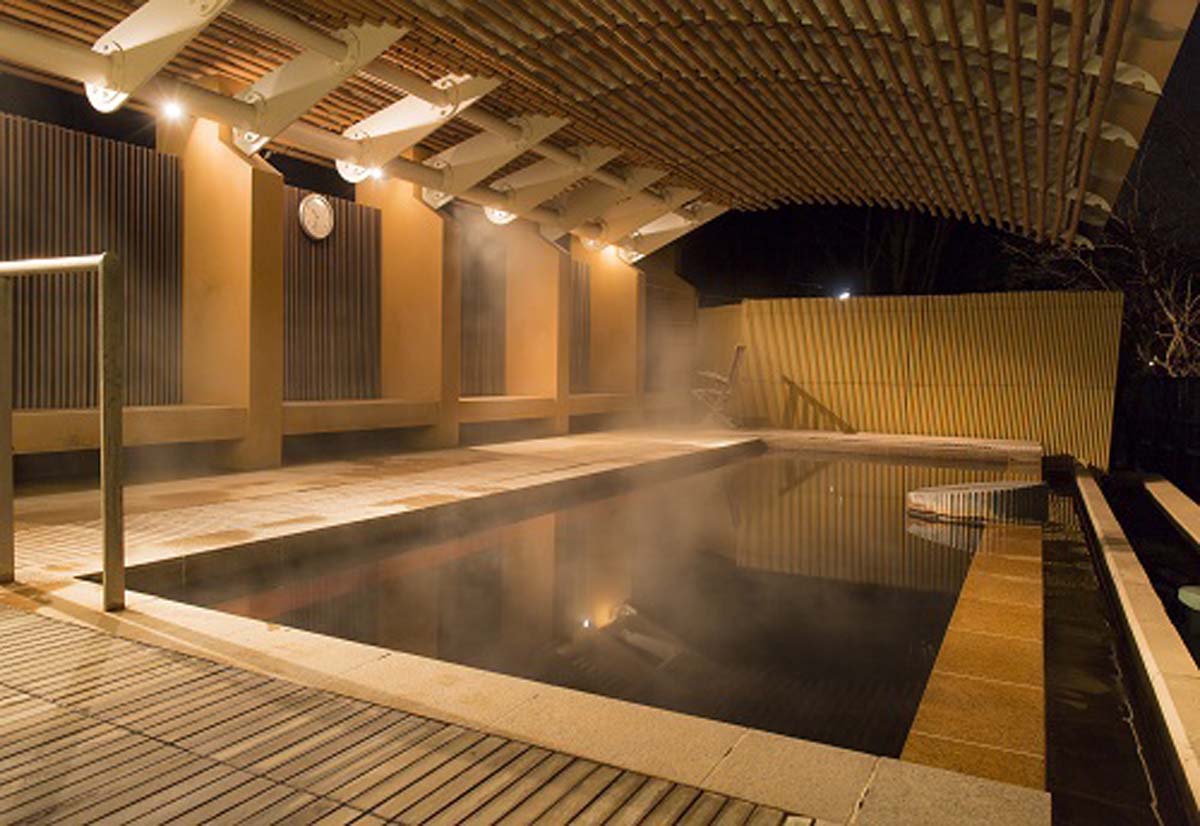 富士見の湯は施設内で一番大きい浴槽で、眺望もよく、春には桜の花見露天風呂となる。