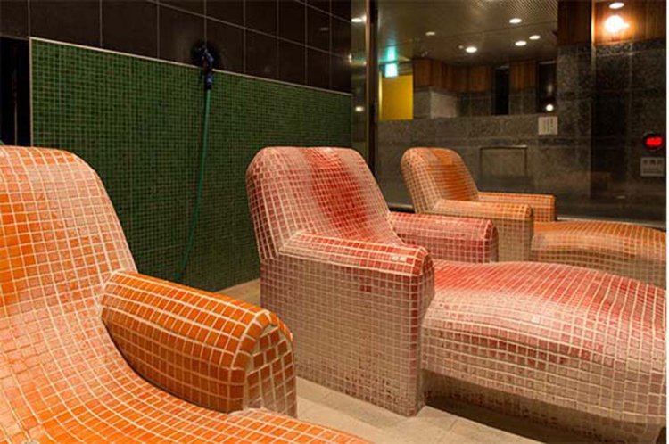 タイルのベッドに横になるラディアントバスは、じんわりと体が温まり、リラックスできる。