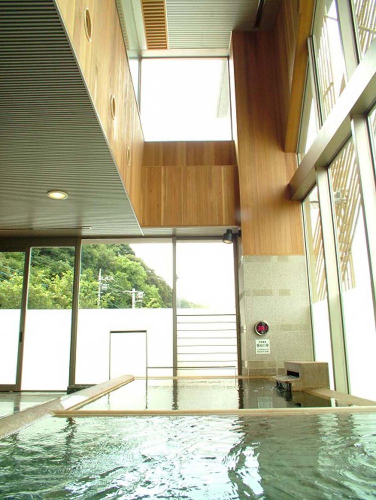 「枳の湯」からは大きく開いた窓の向こうに広大な田園風景が広がり、ゆったりした気分になれる。