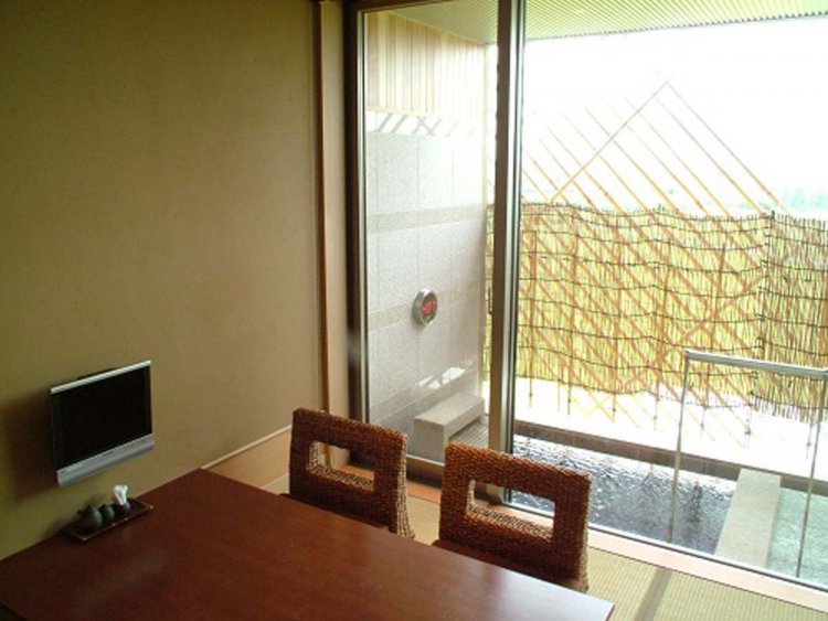 個室付き貸切展望露天風呂は、1時間の利用で1～2名なら2800円～、3～4名なら4000円～。