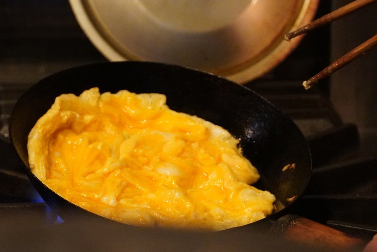 焼きたてのオムレツを挟む。