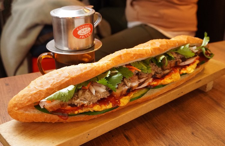 バインミーダブルサイズ。パクチーは、レギュラーサイズなら＋150円、ダブルサイズなら＋200円で特盛りにできる。