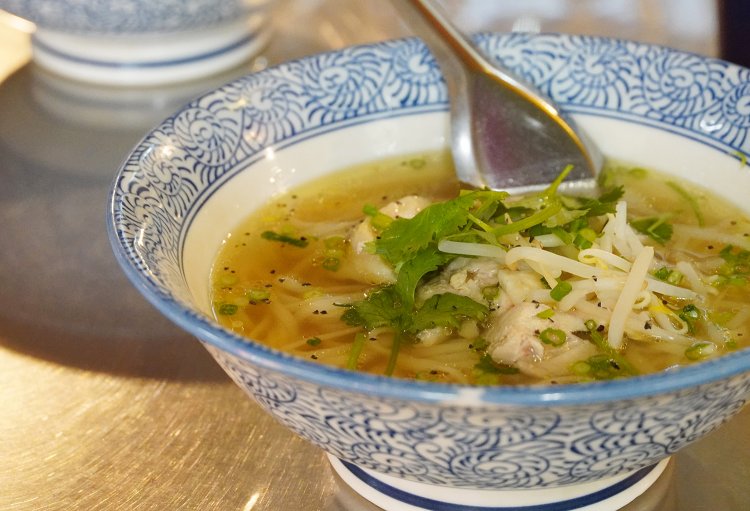 国産米で作る生麺のフォー。一番人気は写真の「鶏肉のフォー」。