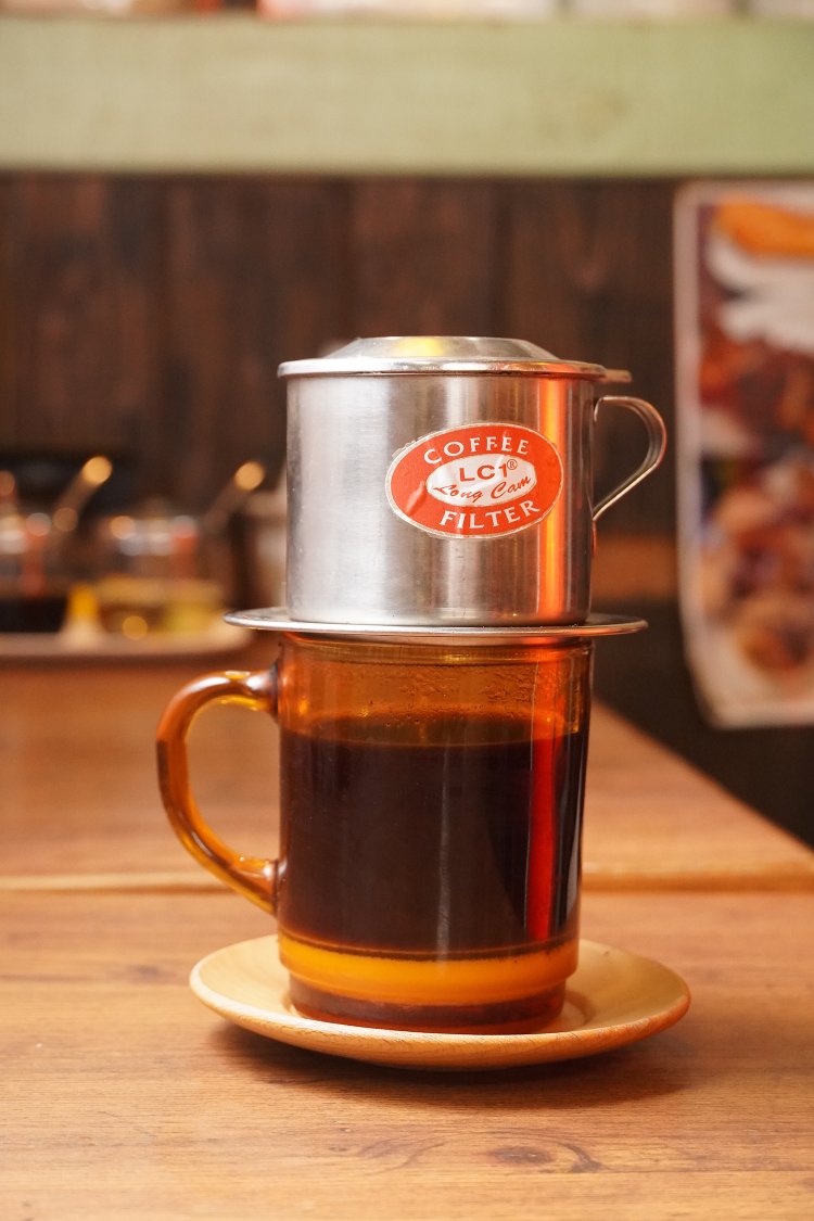 バインミーと味わいたいベトナムコーヒー400円。下の白い部分が練乳の層。