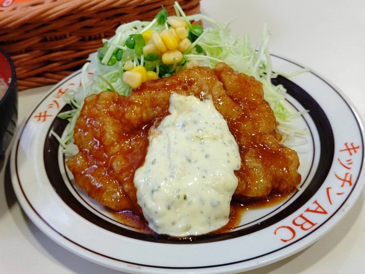 “魔性の一皿”との呼び名もあるチキン南蛮タルタル。