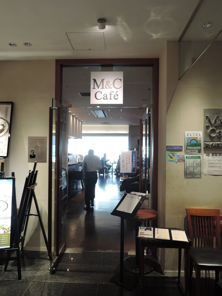 回遊に疲れたら3階と４階にカフェが。名物のハヤシライス（丸善創業者の早矢仕有的が考案、そこから名付けられたとされる）もある。