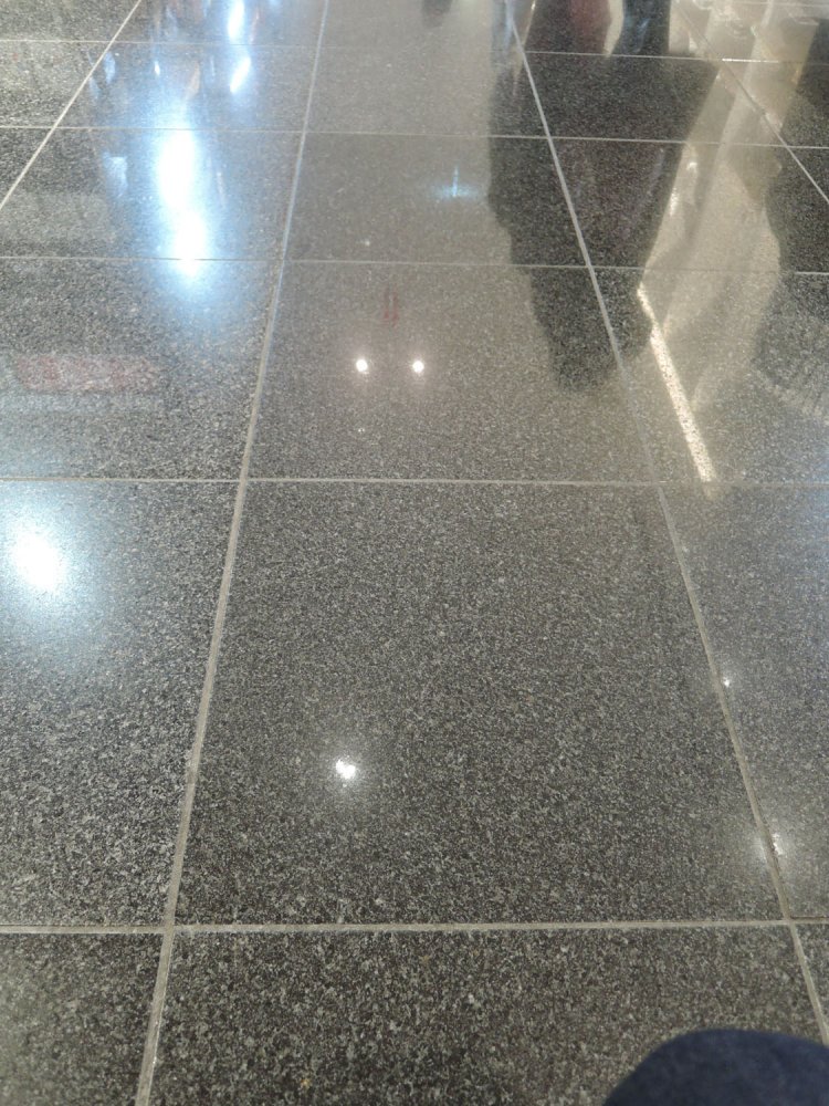 フロアにはこうして御影石を敷き詰めてある