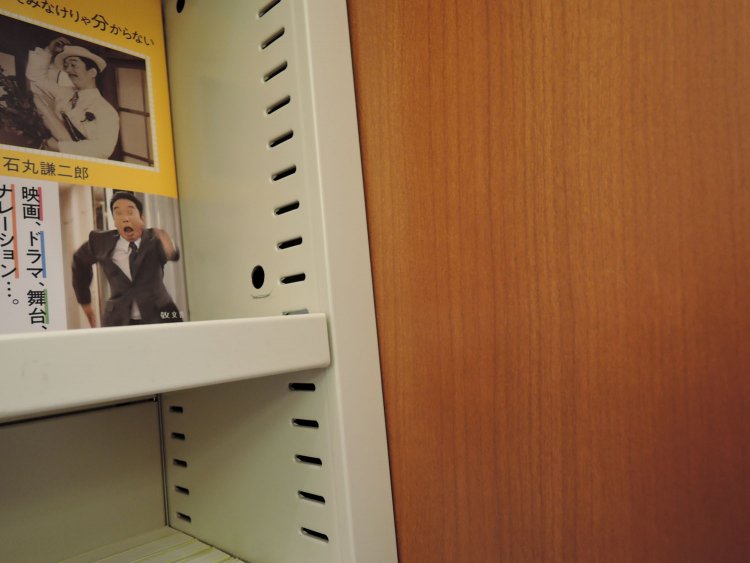 各階によって棚の配色を微妙に変えている。