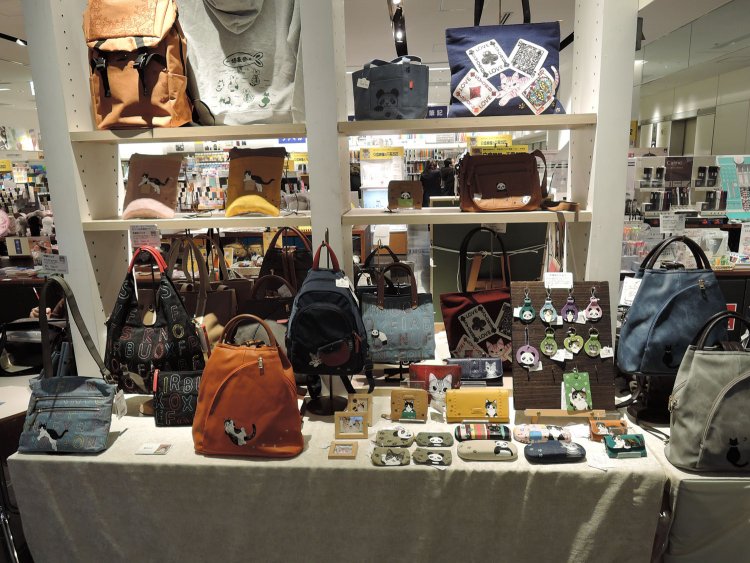 文具売り場。取材時は猫をテーマに様々な商品が展開されていた。