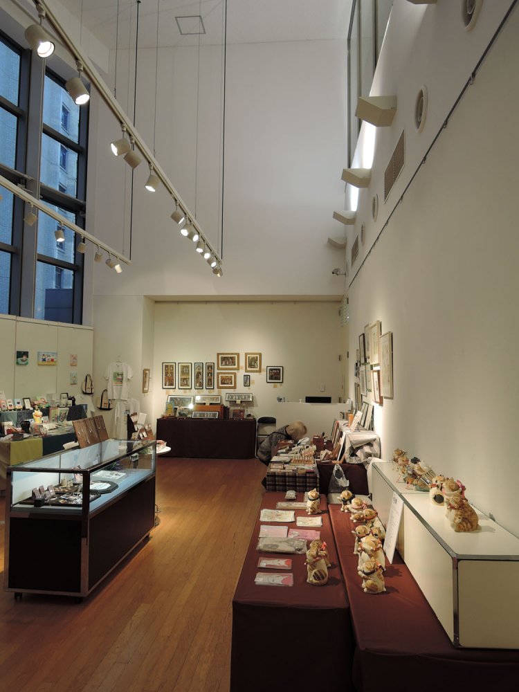 ギャラリー・スペースは天井が高く取られている。