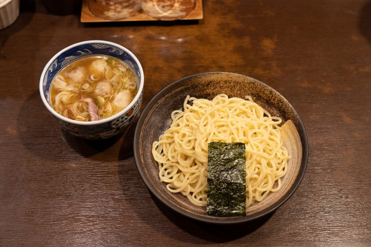 ミックスわんたんつけめん塩1060円。ワンタンは海老と肉が2個ずつ。写真の麺は1.5倍量。1.5倍まで無料。