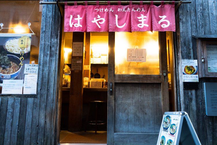 商店街を曲がって5メートルほどだが、うら寂しいぐらいの路地にある。最初はなかなかお客さんに見つけてもらえなかったそうだ。