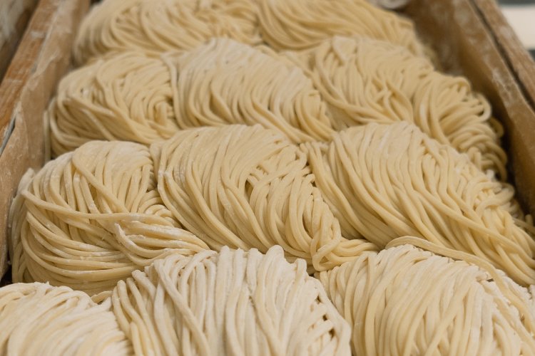 自家製の麺。茹でる前からツルツルに仕上がる姿が想像できる滑らかな表面。