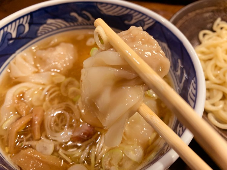 ワンタンは箸でつまむのに難儀するトゥルトゥル具合。