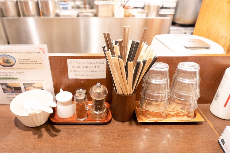 箸はエコ箸と割り箸の両方が用意されている。