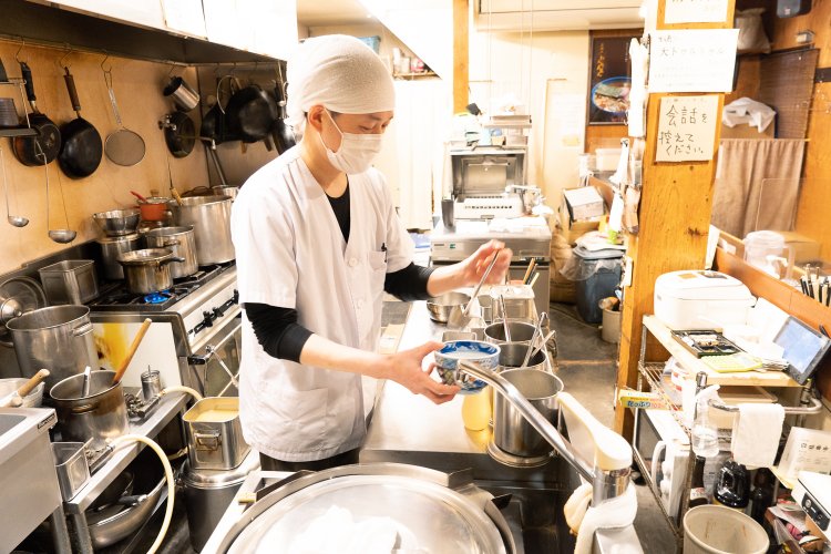 店主の林信さん。