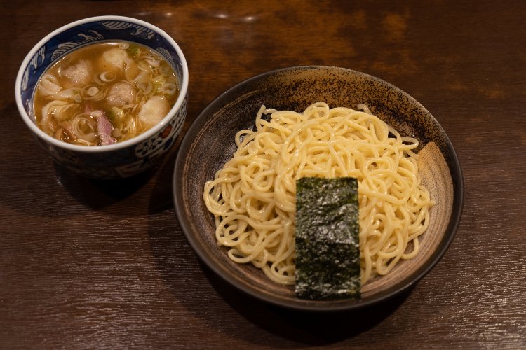 ミックスわんたんつけめん塩1060円。ワンタンは海老と肉が2個ずつ。写真の麺は1.5倍量。1.5倍まで無料。