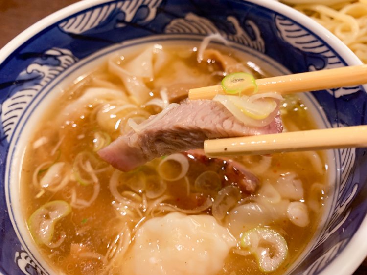 チャーシューは、外側が赤紫色に染まっているのが懐かしい。