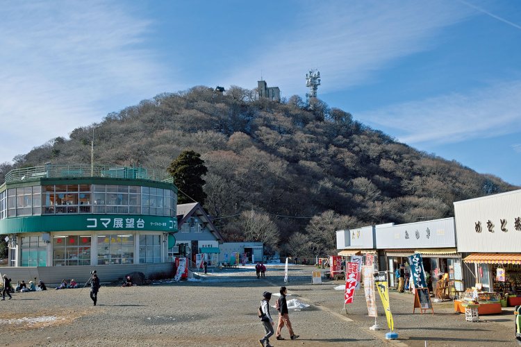 ケーブルカーの山頂駅に着いたら、そこが御幸ヶ原。男体山はすぐだ。